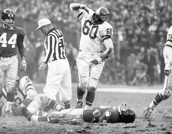 Chuck-Bednarik-and-Frank-Gifford-Eagles-at-Giants-Nov.-20-1960-550x429.jpg